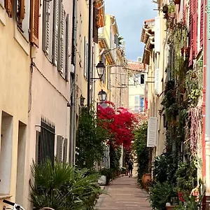 Les Petits Volets Apartment